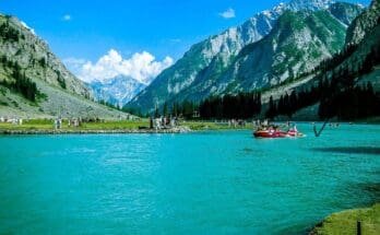 Swat- Valley:- A- Tapestr-y of- Beauty-, Culture-, and- History-