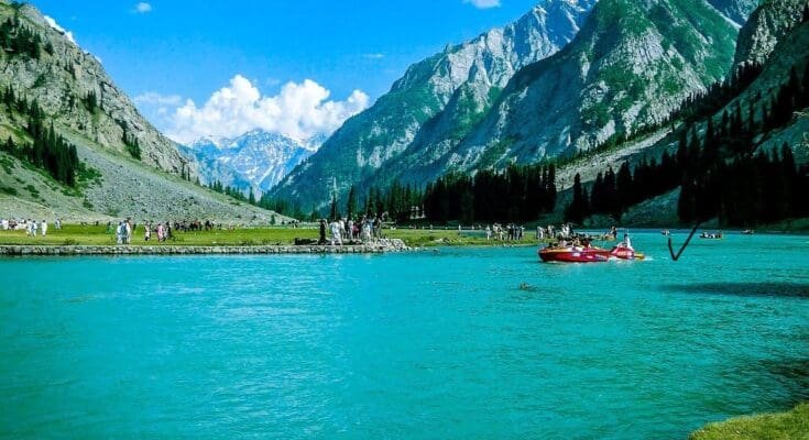 Swat- Valley:- A- Tapestr-y of- Beauty-, Culture-, and- History-