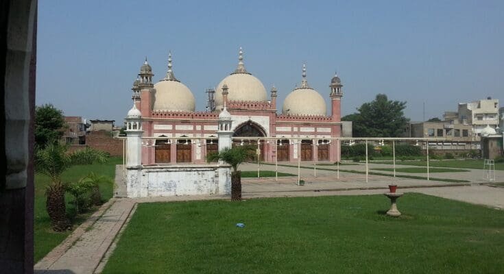 Shahi- Eid- Gah -Mosque- Majestic --Architecture- in --Pakistan's- Mosque-