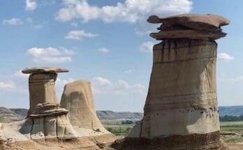 Drumheller -(Alberta) -Discovering -Dinosaurs- and- Badlands -Wonders