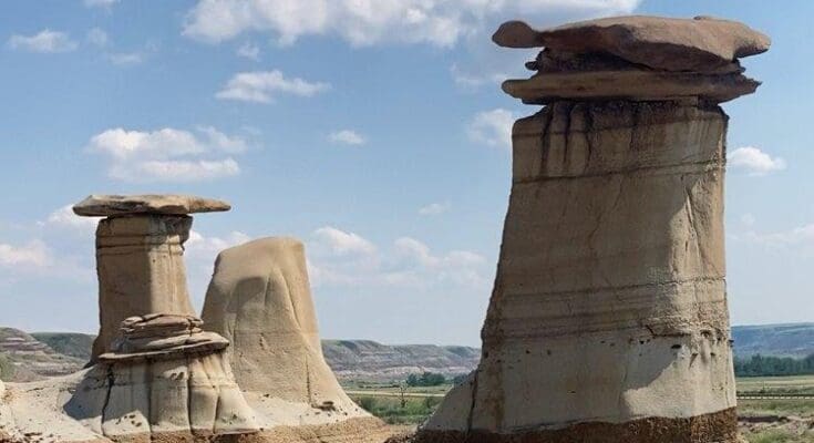 Drumheller -(Alberta) -Discovering -Dinosaurs- and- Badlands -Wonders